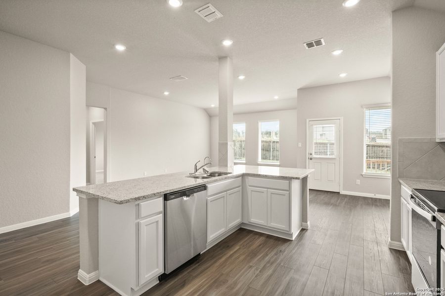 Furnished interior view inside a new home in Cinco Lakes, San Antonio (Image 8).