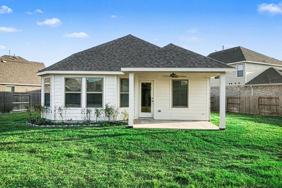 Full view of the covered patio. Full view of the covered patio.