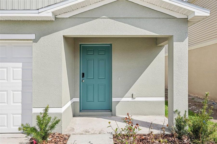 Exterior details and patio area of a home in Eagle Hammock, Eagle Lake (Image 16).