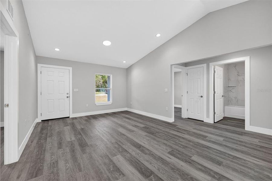 Spacious, unfurnished interior of a new home in , Dunnellon (Image 28).