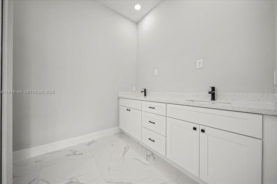 Spacious, unfurnished interior of a new home in , Lehigh Acres (Image 22).