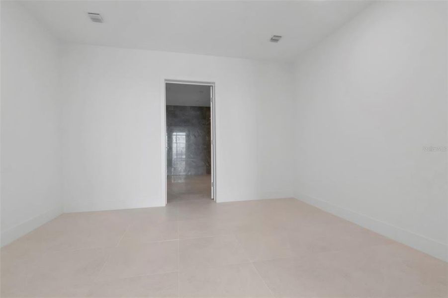 Spacious, unfurnished interior of a new home in The Ritz-Carlton Residences, Tampa (Image 27). Spacious, unfurnished interior of a new home in The Ritz-Carlton Residences, Tampa (Image 27).