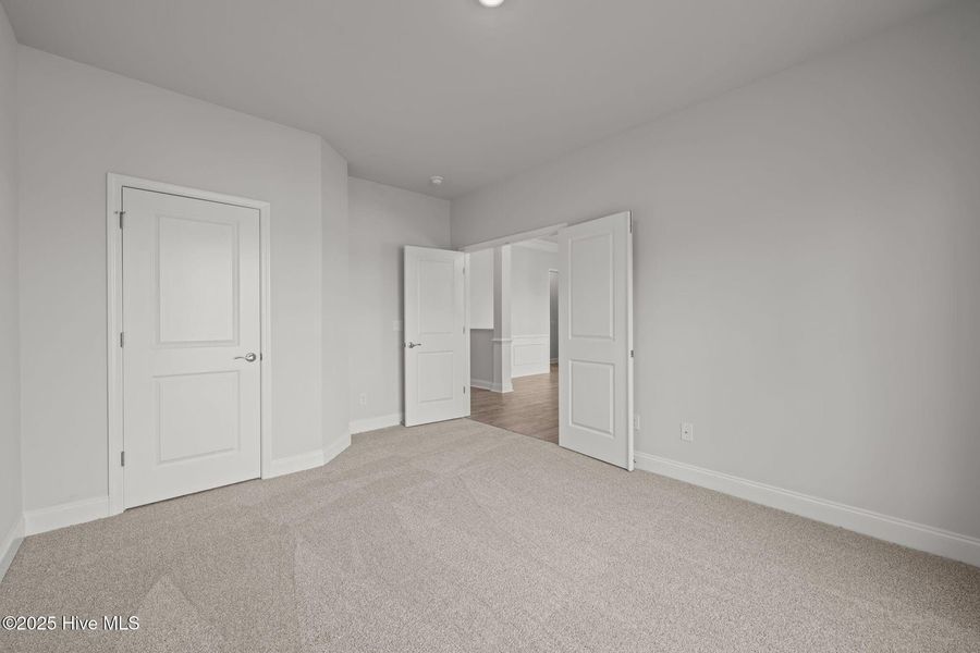 Spacious, unfurnished interior of a new home in Fairfield Harbour, New Bern (Image 16).