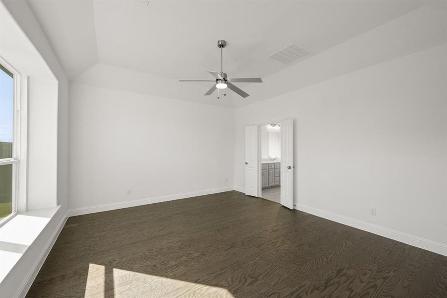 Spacious, unfurnished interior of a new home in Myrtle Creek, Waxahachie (Image 28). Spacious, unfurnished interior of a new home in Myrtle Creek, Waxahachie (Image 28).