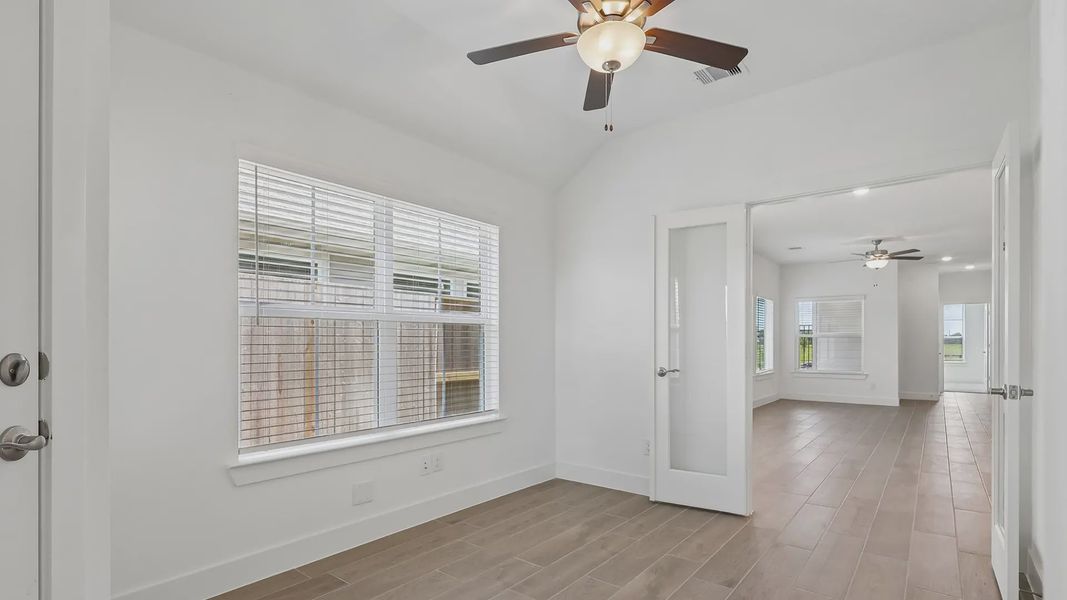 Spacious, unfurnished interior of a new home in Meridiana Townhomes, Iowa Colony (Image 20).