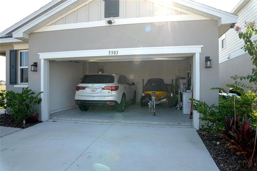 Exterior details and patio area of a home in , Haines City (Image 4).