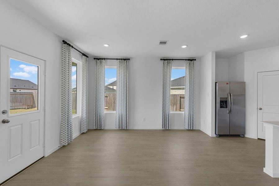 Spacious, unfurnished interior of a new home in Riverwood Ranch, Angleton (Image 16).