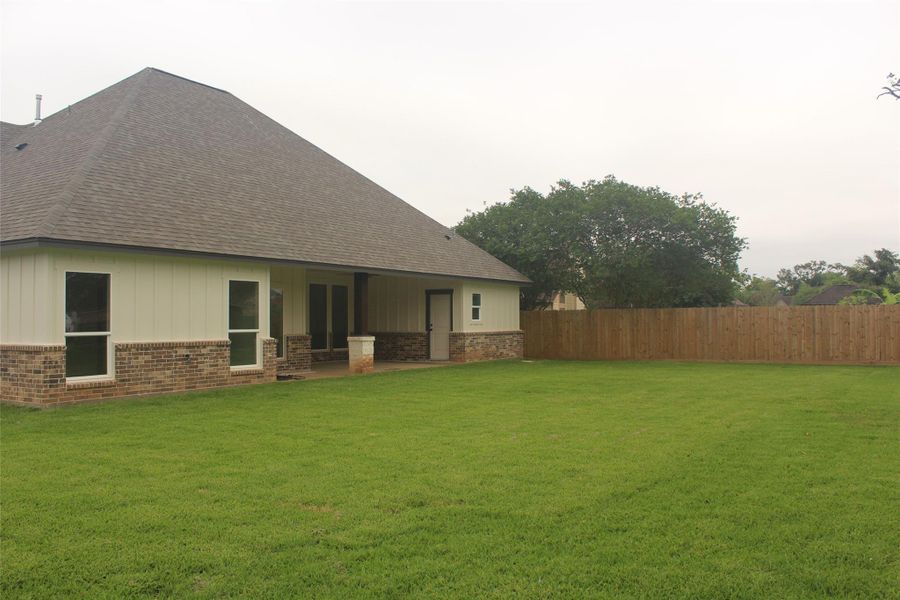 Exterior details and patio area of a home in , Clute (Image 20).