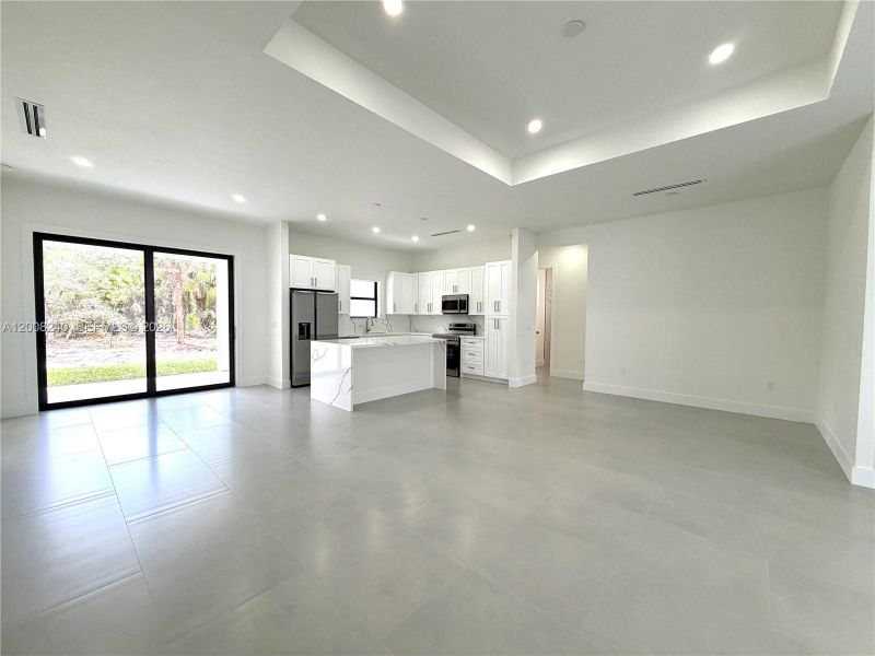 Spacious, unfurnished interior of a new home in , Naples (Image 37).