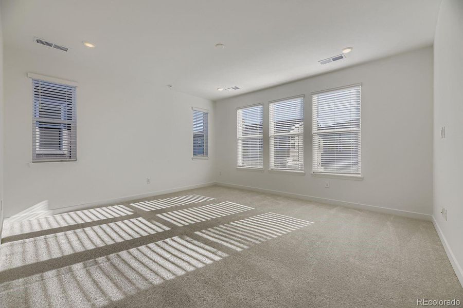 Spacious, unfurnished interior of a new home in Vermilion Creek: The Skyline Collection, Centennial (Image 10).