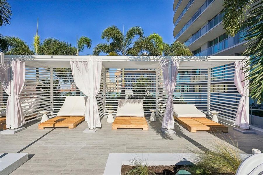 Condo located in St. Petersburg, FL showcasing its design and architecture (Image 31).