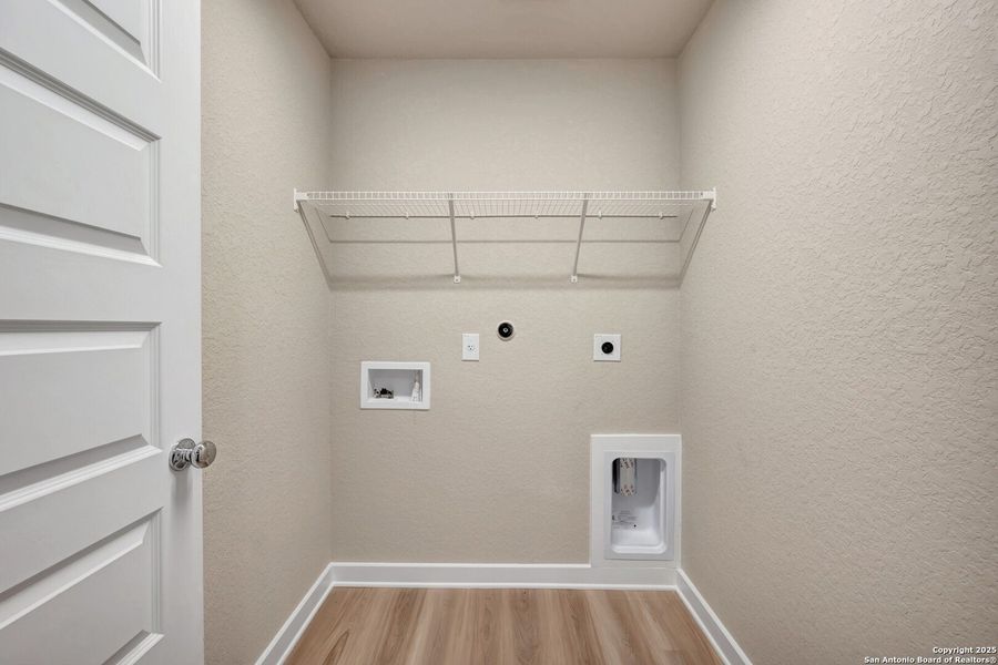 Spacious, unfurnished interior of a new home in Mesquite Ridge, San Antonio (Image 35).