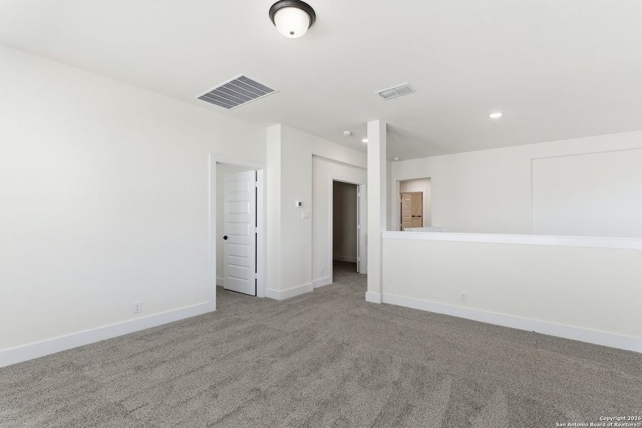 Spacious, unfurnished interior of a new home in Buffalo Crossing, Cibolo (Image 36).