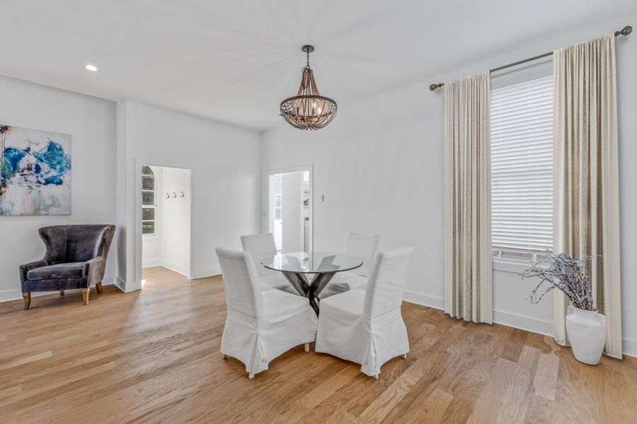 Furnished interior view inside a new home in Laurel Brooke, Peachtree City (Image 37). Furnished interior view inside a new home in Laurel Brooke, Peachtree City (Image 37).