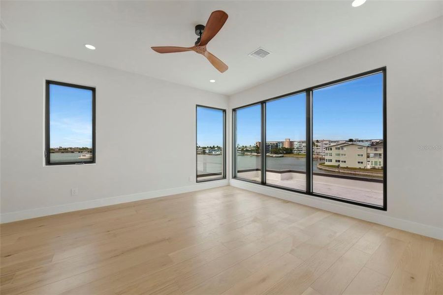 Spacious, unfurnished interior of a new home in , St. Petersburg (Image 58).