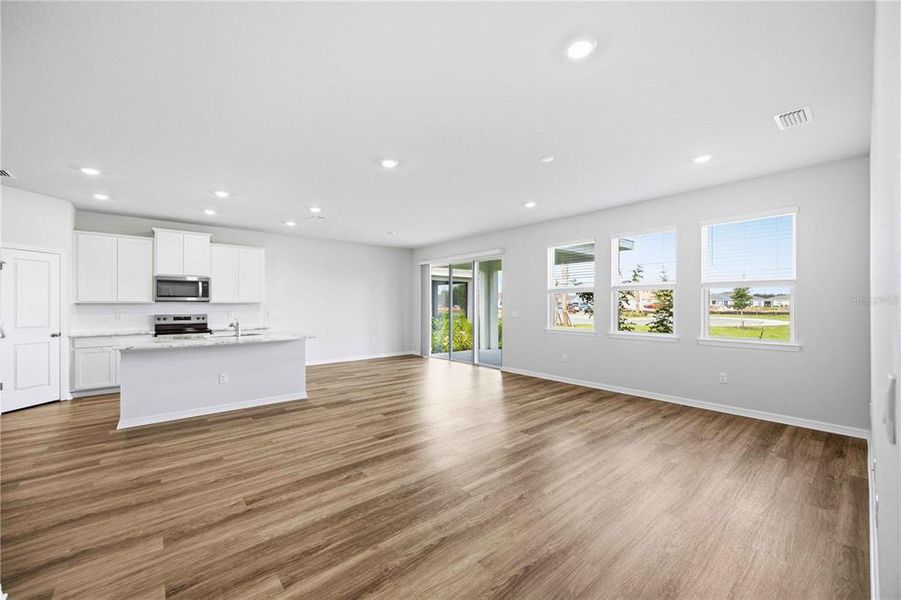 Spacious, unfurnished interior of a new home in Coddington, Bradenton (Image 43).