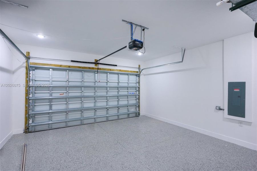 Spacious, unfurnished interior of a new home in , Cape Coral (Image 39).