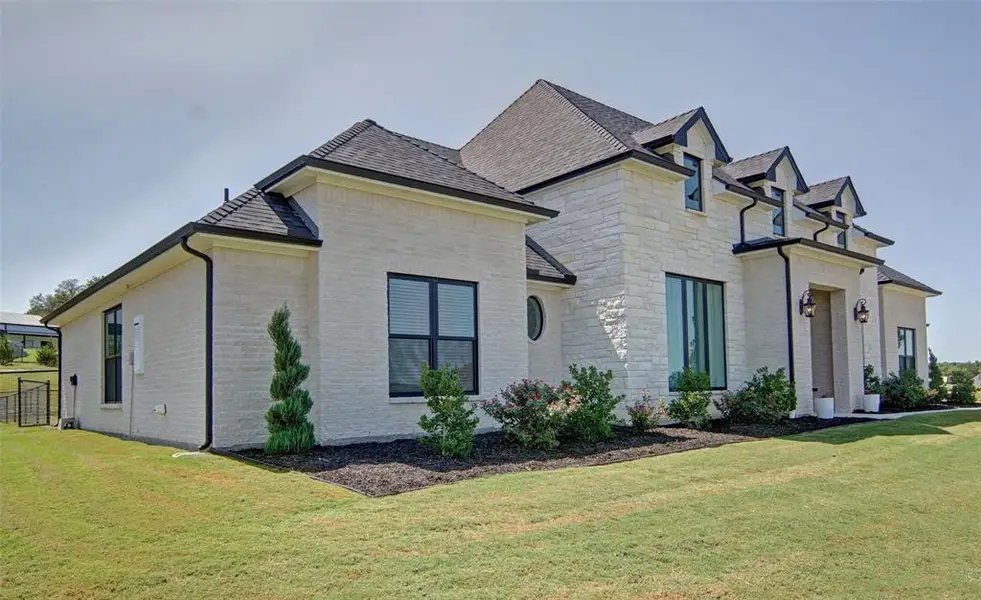 View of front of home featuring a front yard