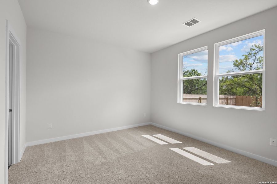 Spacious, unfurnished interior of a new home in Hacienda, San Antonio (Image 20).