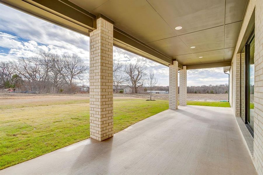 Exterior details and patio area of a home in Waterfall Ranch, Waxahachie (Image 23).