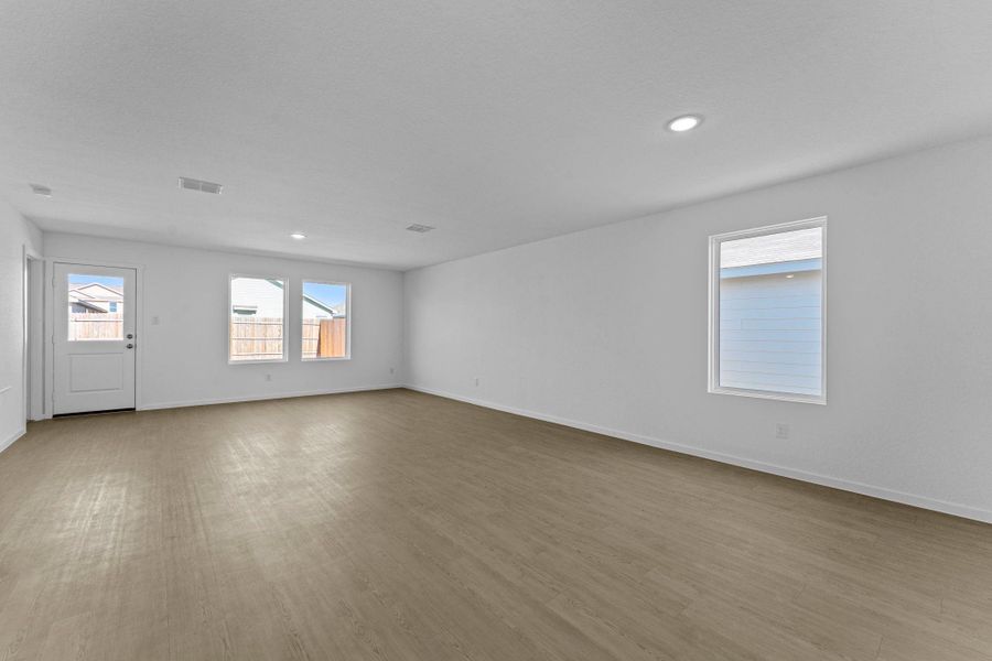Spacious, unfurnished interior of a new home in Friendship Oaks, Fredericksburg (Image 13).