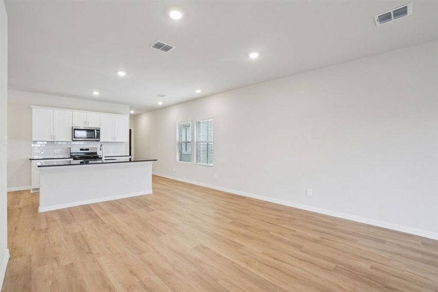 Spacious, unfurnished interior of a new home in Parks at Foster Crossing - Spring Series, Anna (Image 20). Spacious, unfurnished interior of a new home in Parks at Foster Crossing - Spring Series, Anna (Image 20).