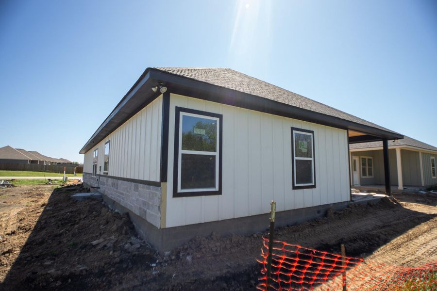 Exterior details and patio area of a home in , Navasota (Image 4).