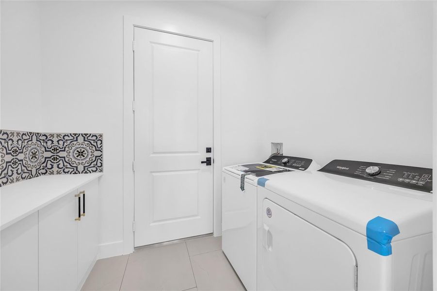 Furnished interior view inside a new home in , Port St. Lucie (Image 11).