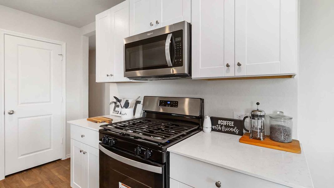 Representative interior finishes for a home built from the Atlanta by D.R. Horton in Watermark, Alvin (Image 13).