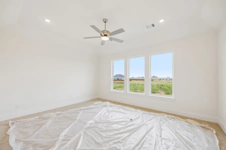 Spacious, unfurnished interior of a new home in Lakeway Estates, Waxahachie (Image 26).
