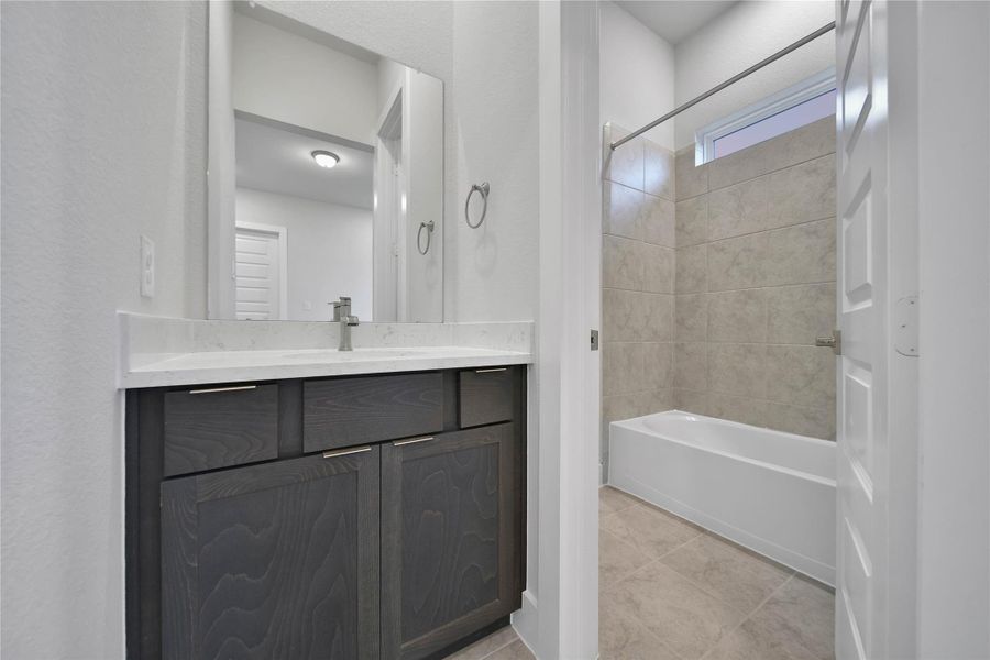 Furnished interior view inside a new home in , Rosharon (Image 12).