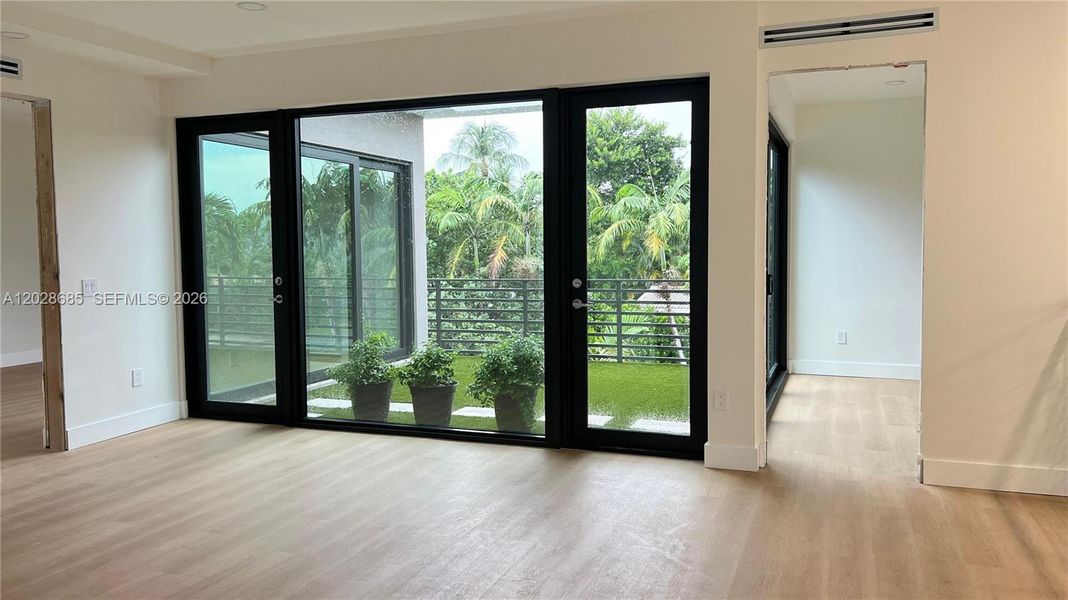 Spacious, unfurnished interior of a new home in , Fort Lauderdale (Image 17).