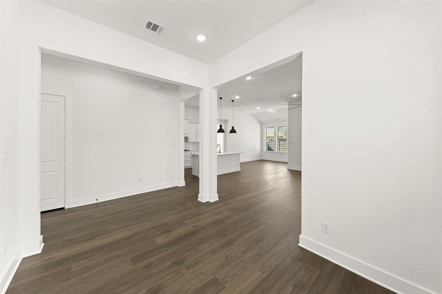 09. 7245 Ladybug - Dining (2)