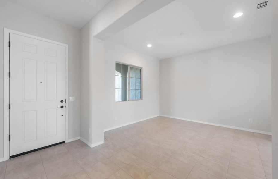 Spacious, unfurnished interior of a new home in Sun City Anthem at Merrill Ranch, Florence (Image 24).