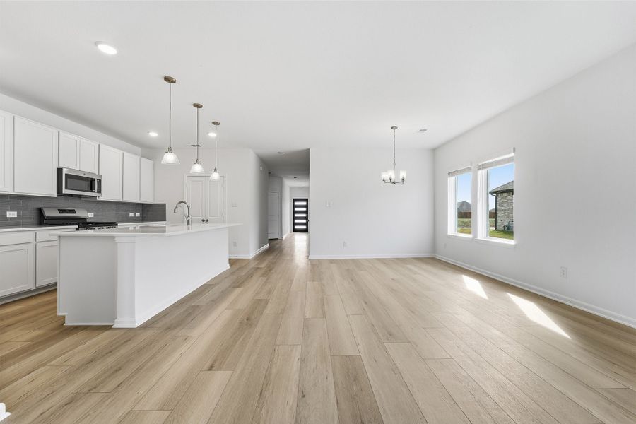 Spacious, unfurnished interior of a new home in Saddlebrook Estates, Waxahachie (Image 23). Spacious, unfurnished interior of a new home in Saddlebrook Estates, Waxahachie (Image 23).