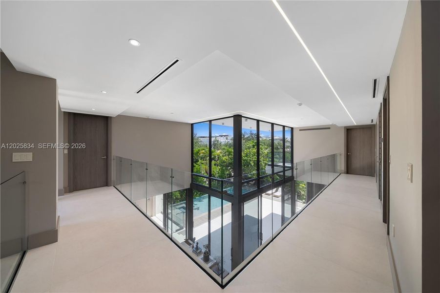 Spacious, unfurnished interior of a new home in , Key Biscayne (Image 23).