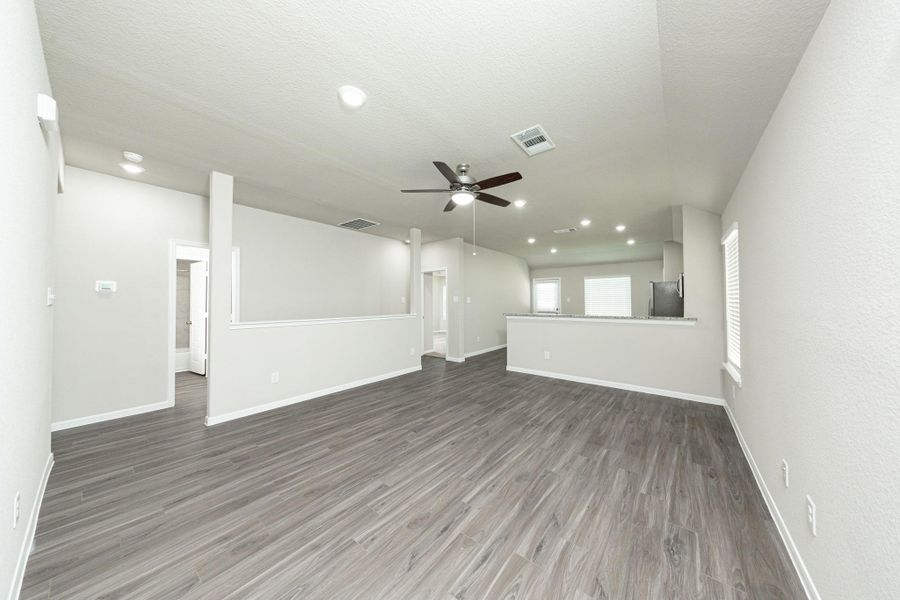 Spacious, unfurnished interior of a new home in Mackenzie Creek, Conroe (Image 22). Spacious, unfurnished interior of a new home in Mackenzie Creek, Conroe (Image 22).
