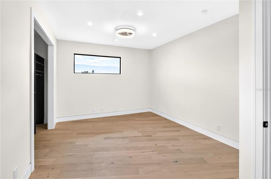 Spacious, unfurnished interior of a new home in , Sarasota (Image 47).
