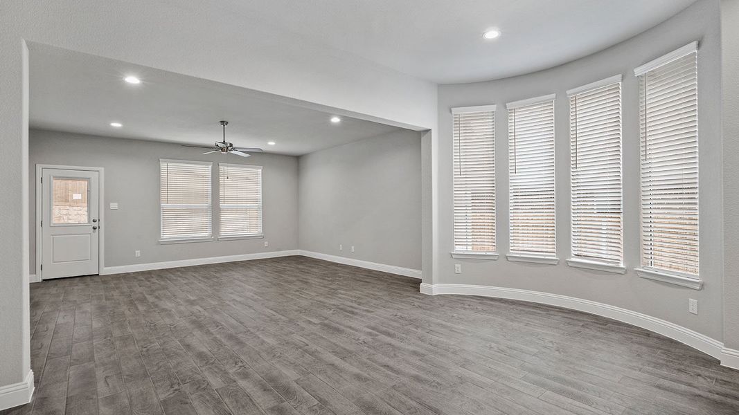 Spacious, unfurnished interior of a new home in Eagle Creek, Denton (Image 15).