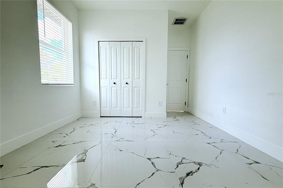 Spacious, unfurnished interior of a new home in , Tampa (Image 30).