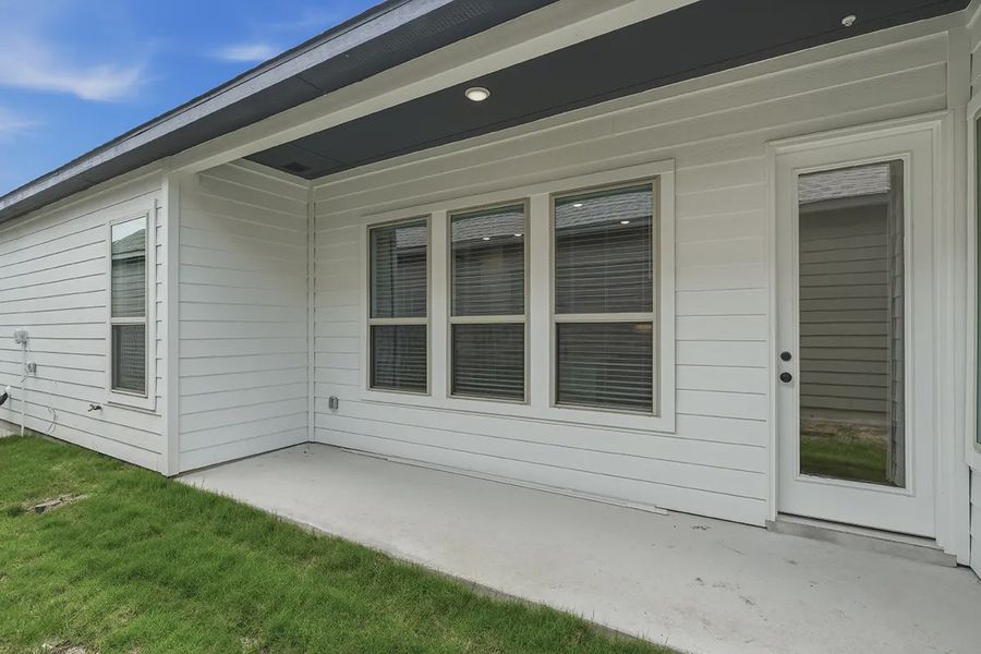 Exterior details and patio area of a home in The Crossvine, Schertz (Image 24).