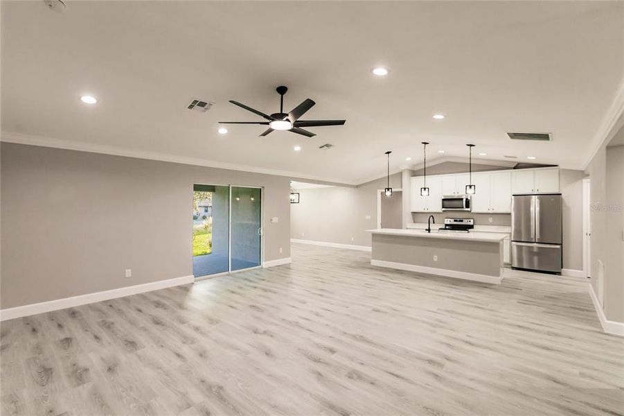 Spacious, unfurnished interior of a new home in , Cape Coral (Image 11).