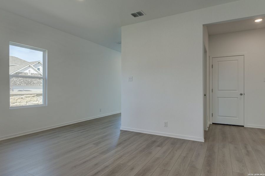 Spacious, unfurnished interior of a new home in Hennersby Hollow, San Antonio (Image 21).
