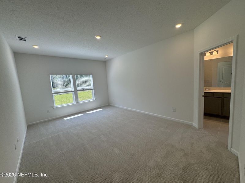 Spacious, unfurnished interior of a new home in Hyland Trail, Green Cove Springs (Image 32).