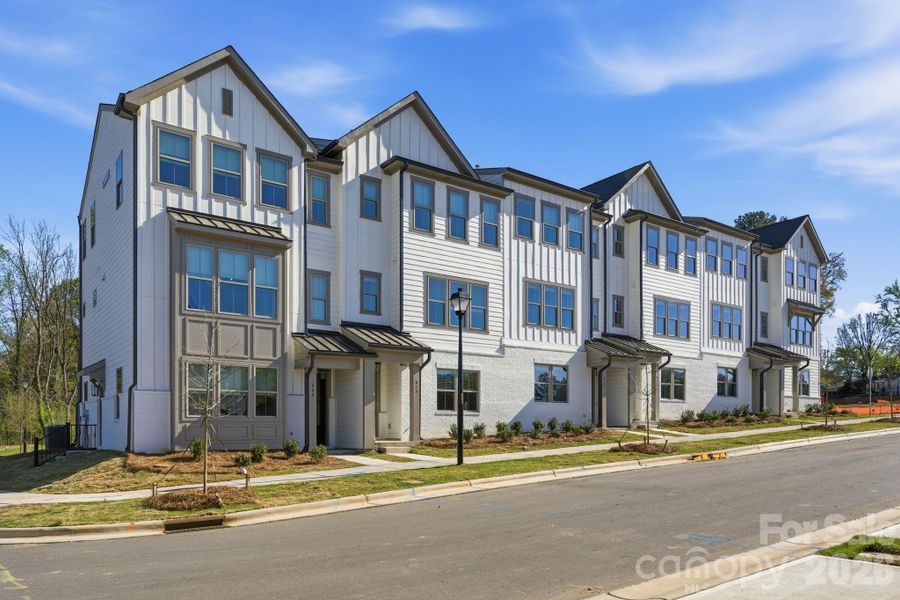 Condo located in Charlotte, NC showcasing its design and architecture (Image 4).