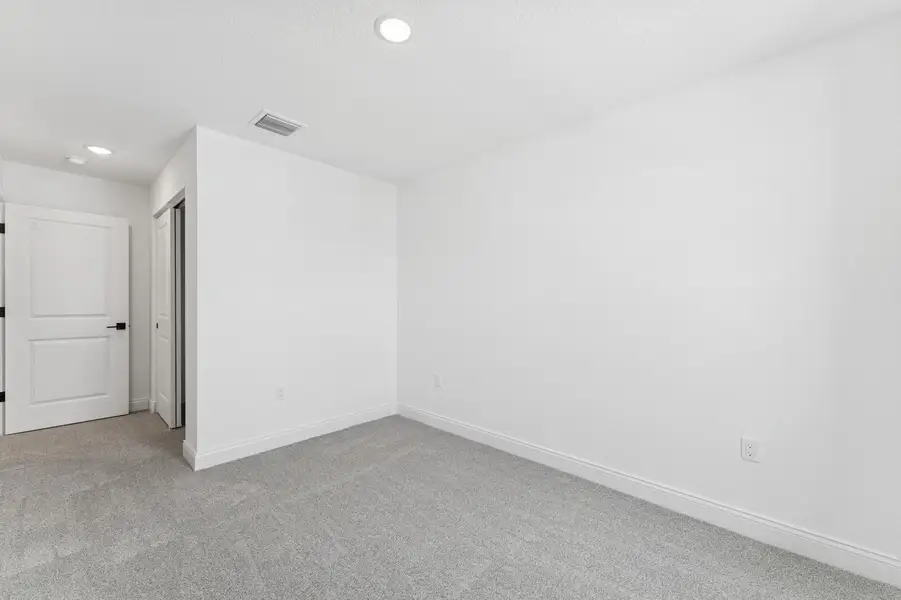 Spacious, unfurnished interior of a new home in Salerno Reserve Townhomes, Stuart (Image 27).