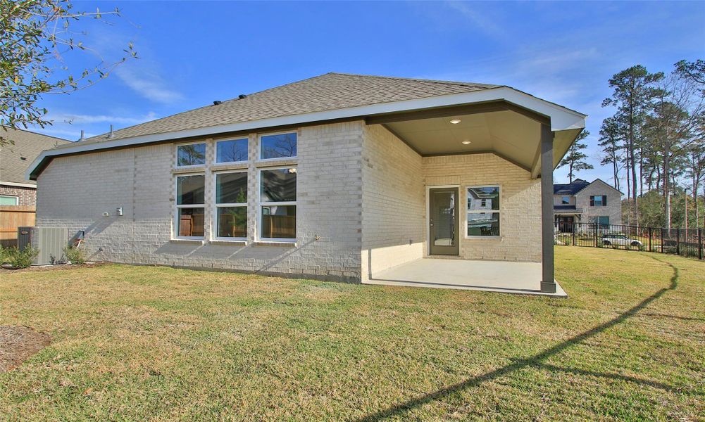 Exterior details and patio area of a home in The Woodlands Hills, Willis (Image 19).