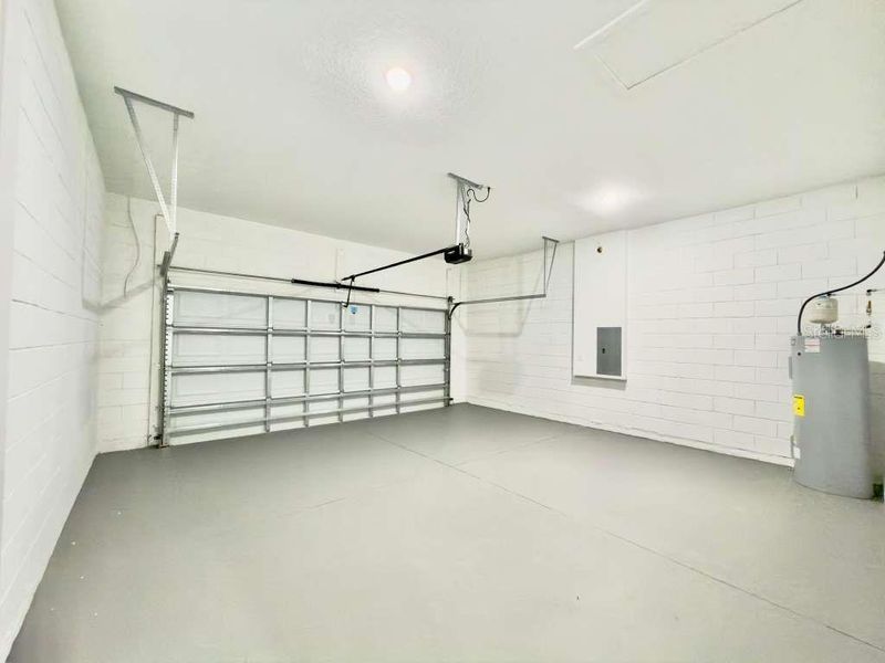Spacious, unfurnished interior of a new home in , Ocala (Image 25).