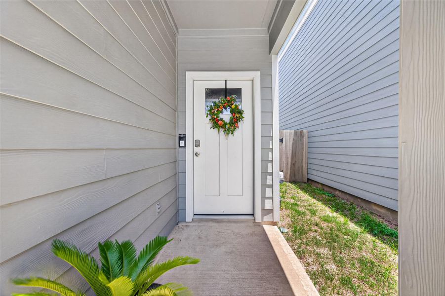 Exterior details and patio area of a home in Antigua, Houston (Image 24).