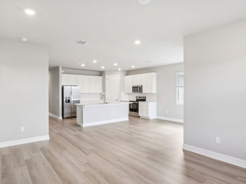 Spacious, unfurnished interior of a new home in Crescent Lakes - Reserve Series, Punta Gorda (Image 13).